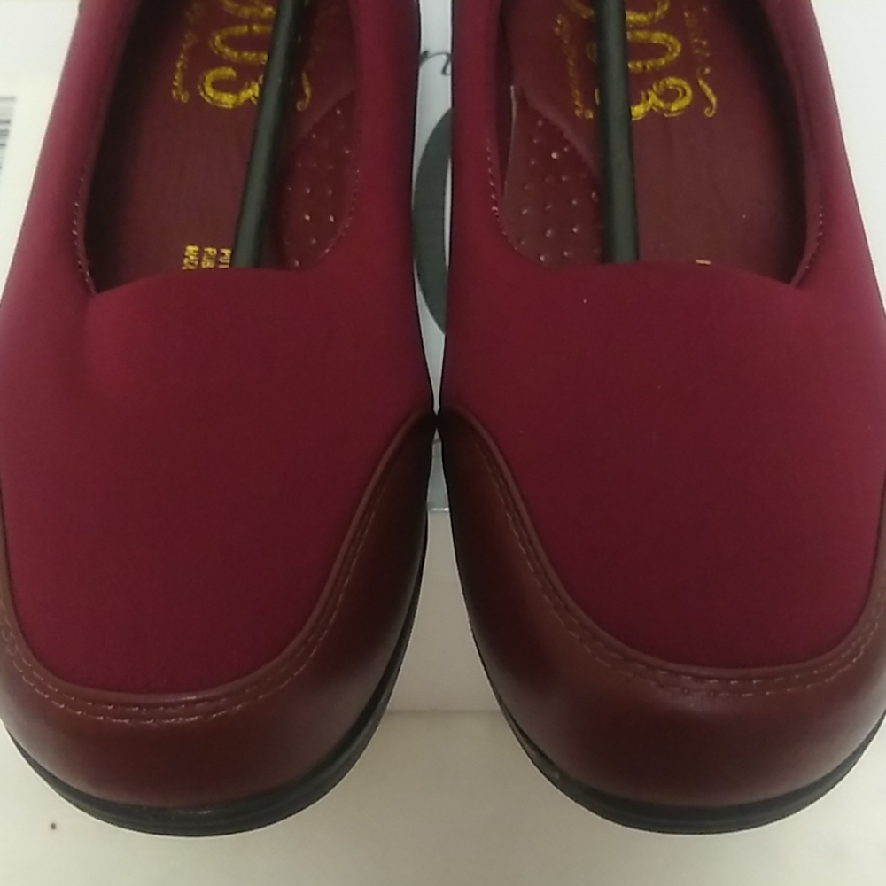 BEACON Slip-on Women Shoes | Burgundy | 6.5W | NIB - Picture 8 of 8